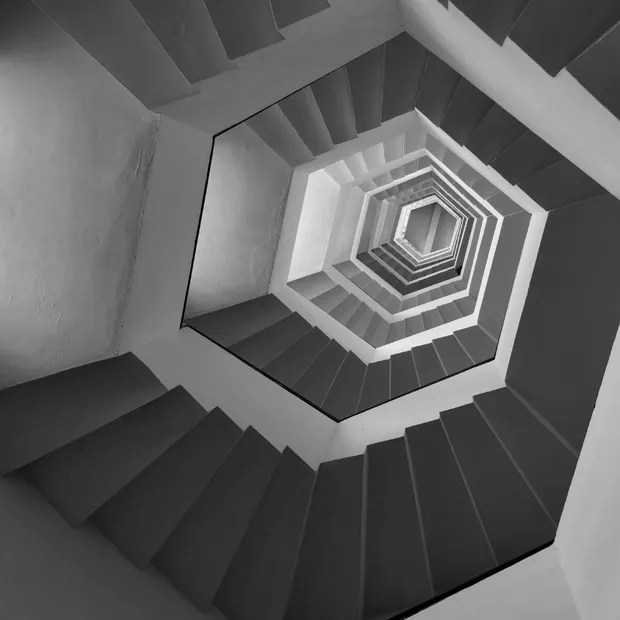 Escadaria hexagonal vista de cima, em espiral descendente
